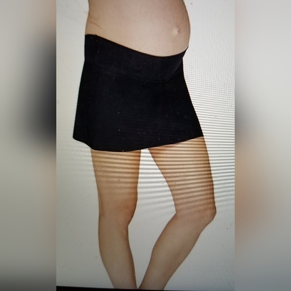 NWT MATERNITY SWIM SKIRT WITH ATTACHED SHORTS. MUST HAVE FOR SUMMER - Picture 3 of 11